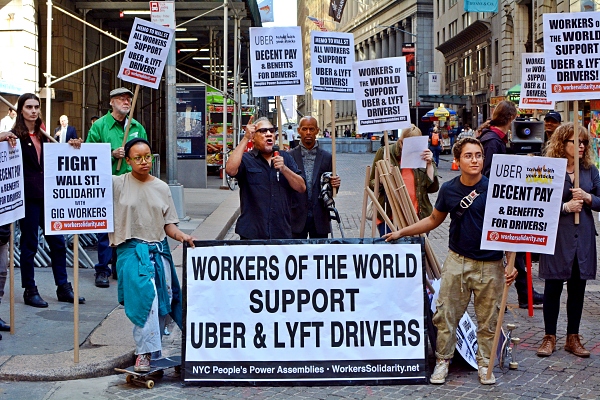 2019년 뉴욕 월스트리트에서 AB5 법안 반대 시위를하고있는 우버 및 리프트 운전자 [사진: Cory Seamer]