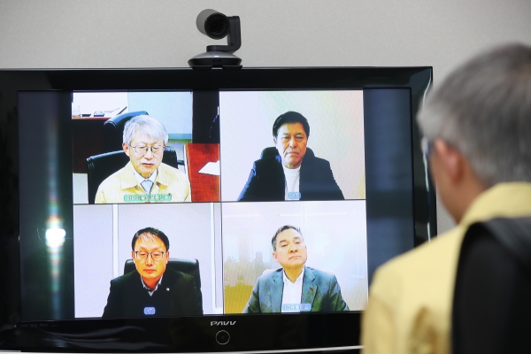 최기영 과학기술정보통신부 장관이 5일 오후 서울 중구 서울중앙우체국에서박정호 SK텔레콤 사장, 구현모 KT 대표이사, 하현회 LG유플러스 대표이사 부회장과 영상회의 시스템을 활용해 긴급 간담회를 하고 있다 [사진 : 과기정통부]