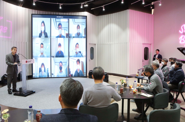 용산사옥 1층 다목적홀 ‘U+Seer 라운지’에서 열린 임원•담당 워크숍에서 하현회 부회장이 사업구상을 밝히고 있다 [사진 : LG유플러스]