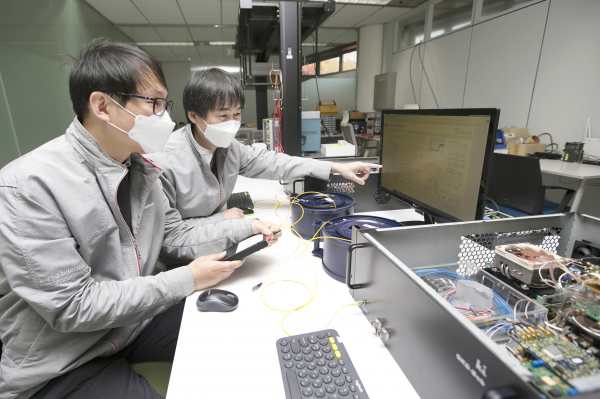 서울 서초구 KT연구개발센터에서 KT 연구원이 양자 채널 자동 절체 복구 기술을 테스트 하고 있다 [사진 : KT]