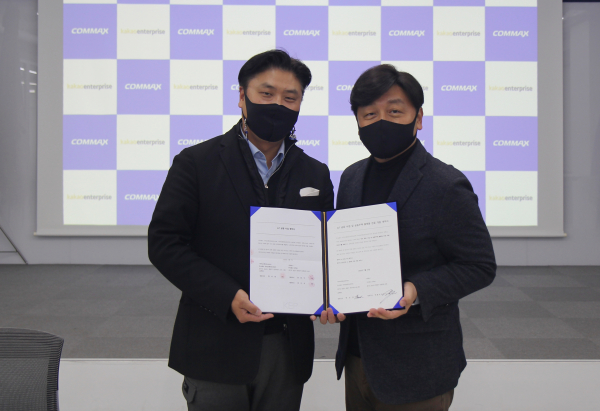 왼쪽부터 변우석 코맥스 대표, 백상엽 카카오엔터프라이즈 대표. [사진: 카카오엔터프라이즈]