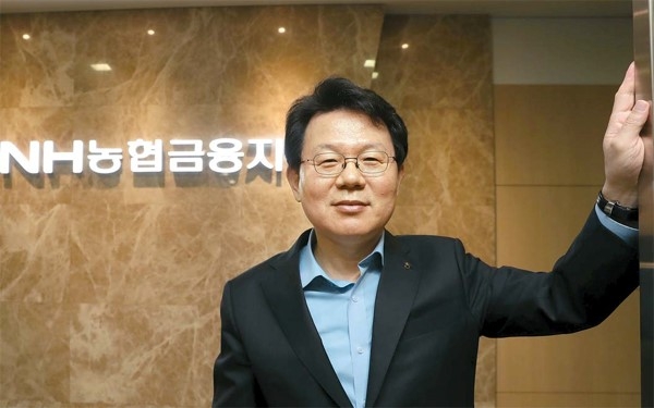 김광수 회장은 PI 관점에서 분석 결과 외적 이미지와 행동 이미지는 ‘관료적’이고 내적 이미지는 ‘혁신적’인 것으로 나타났다. 금융업계에서는 신뢰를 중요시하기에 외적 이미지가 관료적이고 보수적인 모습은 어느 정도 이해할 수 있는 부분이나, 상반된 이미지는 상대방에게 혼란을 줄 수 있다. 따라서 김회장에게는 이미지 통합이 필요해 보인다. (사진=NH농협금융지주)