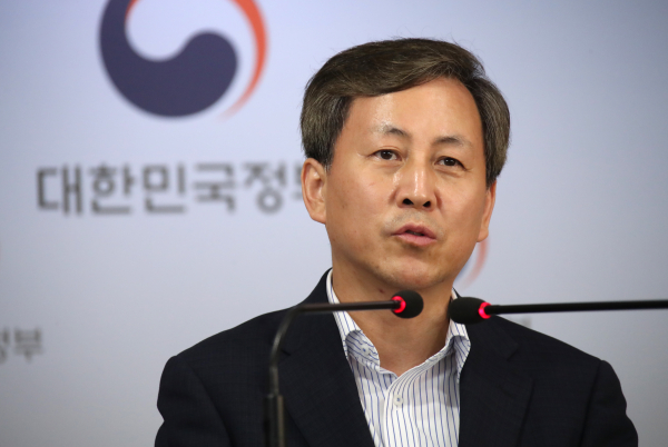 양한열 방송통신위원회 방송정책국장이 지난 8월 정부서울청사 브리핑실에서 디지털 미디어 소통역량 강화 종합계획을 발표하고 있다. [사진 : 연합뉴스]