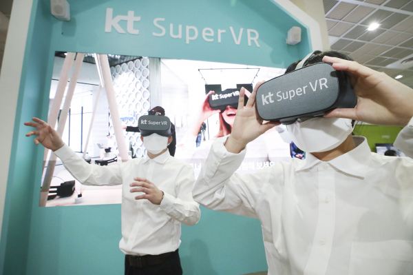 KVRF 2020에 방문한 관람객들이 KT 전시관에서 슈퍼VR 콘텐츠를 즐기는 모습 [사진 : KT]