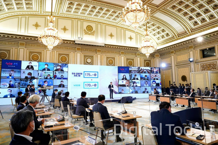 정부는 3일 청와대에서 문재인 대통령 주재로&nbsp;제1차 한국판 뉴딜 전략회의를 열고 뉴딜금융 방안을 논의했다. 이날 회의에서 주요 금융그룹 회장들이 참석했으며 회의가 끝난 후 각 그룹별로 뉴딜금융 방안을 발표했다.&nbsp; [사진: 청와대]