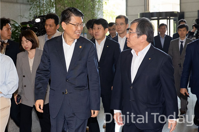 지난 2019년 9월 19일 은성수 금융위원장(왼쪽)이 취임 후 처음으로 서울 여의도 금융감독원을 방문해 윤석헌 금감원장을 만난 회동했다. [사진: 금융위원회]&nbsp;