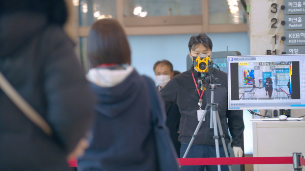 한미약품은 KF94마스크·한미콜드마스크 지급과 매일 출근전 코로나19 자가진단 앱으로 몸상태를 체크하여 개인 방역에 나서고 있다. [사진=한미약품]