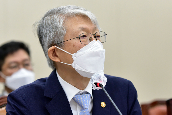 최기영 과기정통부 장관이 국회 과학기술정보방송통신위원회에서 의원들의 질문에 답변하고 있다 [사진 : 연합뉴스]