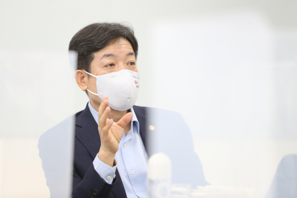 장석영 과학기술정보통신부 제2차관이 15일 오전 서울 서초구 이스트시큐리티를 방문해코로나19 관련 재택근무 및 원격근무 활성화에 따른 랜섬웨어 등 사이버 위협 대응방향을 논의하고 있다 [사진 : 과기정통부]