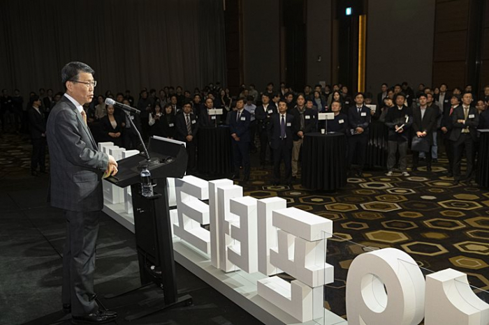 코로나19 재확산의 여파로 핀테크 업계 실내 행사가 잇따라 차질을 빚고 있다. 사진은 은성수 금융위원장이 지난해 12월 4일 서울 여의도 콘래드서울 호텔에서 열린 '2019 핀테크인의 밤'에서 축사하고 있는 모습. [사진: 금융위원회]