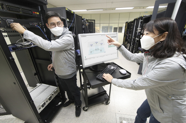 KT 대전연구개발센터에서 연구원들이 양자암호 관련 기술 및 표준을 연구하는 모습 [사진 : KT]
