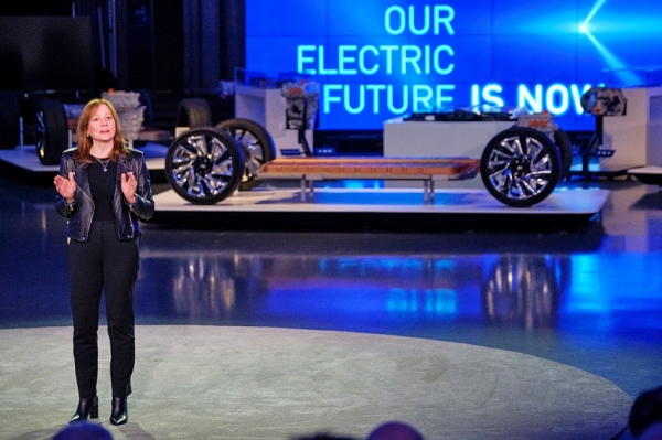 메리 바라 GM CEO가 4일 GM 기술센터에서 차세대 전기차 배터리 플랫폼 울티움(Ultium)을 설명하고 있다. /사진=GM