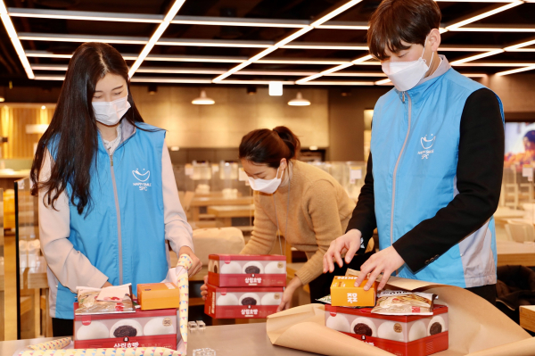 양재동 SPC그룹 사옥에서 임직원들이 관내 취약계층 가정에 보낼 선물세트를 포장 하고 있다. [사진=SPC그룹]