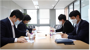 대한상공회의소 제도혁신지원실 이종명 실장(왼쪽에서 2번째)이 팀장들과 회의를 하고 있다