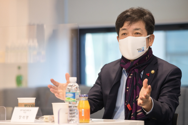 장석영 과학기술정보통신부 제2차관이 지난 달 서울 강남구 크라우드웍스에서 열린 간담회에 참석해 디지털 뉴딜, 데이터 댐 관련 전문기업들의 목소리를 청취하고 디지털 뉴딜 발전방안을 논의하고 있다 [사진 : 과기정통부]