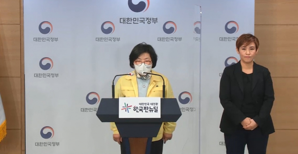 박상희 사무처장이 정부서울청사 본관 브리핑실에서 브리핑하고 있다