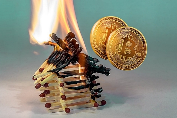 비트코인을 포함한 암호화폐 시장이 하루만에 10% 이상 폭락하는 등 위기감이 확산되고 있다.