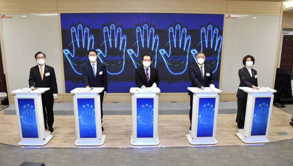 수소 생태계 구축 퍼포먼스 기념사진. (왼쪽부터) 성윤모 산업통상자원부 장관, 최태원 SK그룹 회장, 정세균 국무총리, 정의선 현대차그룹 회장, 한정애 환경부장관