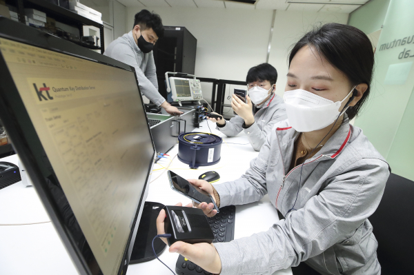 서울 서초구 KT연구개발센터에서 연구원들이 양자암호 비화통신 기술을 시연하는 모습 [사진 : KT]
