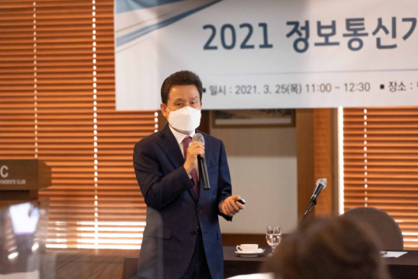 25일 한국프레스센터에서 열린 '2021년 주요업무 추진계획' 간담회에서 주제 발표를 하고 있는 전성배 정보통신기획평가원장 [사진 : IITP]