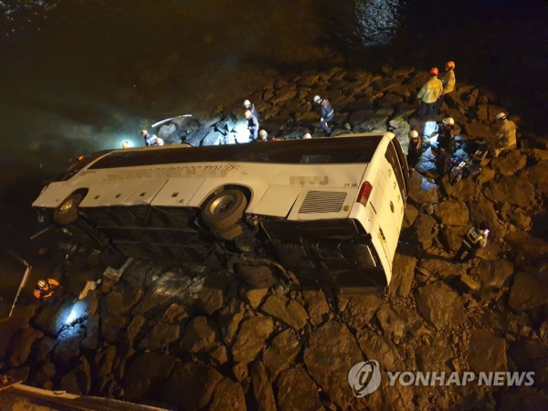 교각 아래로 추락한 현대제철 통근버스 (사진 연합뉴스)
