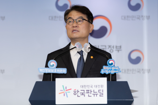 윤종인 개인정보위 위원장이 29일 오전 서울 종로구 정부청사 합동브리핑룸에서 GDPR 관련 사전 브리핑을 하고 있다 [사진 : 개인정보위]