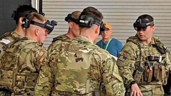 IVAS 프로젝트 당시 MS 홀로렌즈 AR 헤드셋을 착용한 미육군 병사들 [사진: 미 국방부]