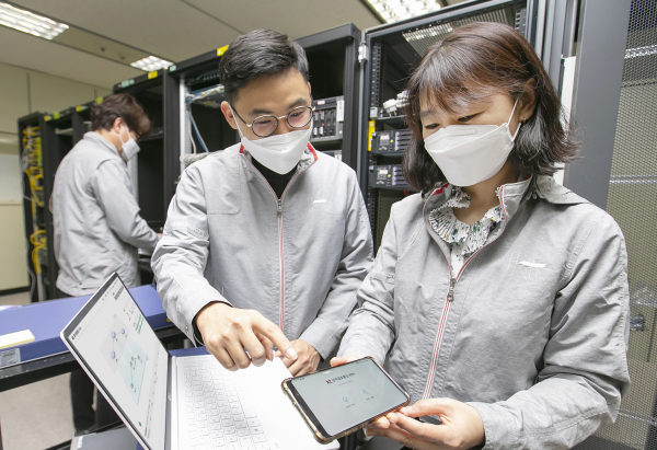대전 KT대덕제2연구센터에서 연구원들이 양자 하이브리드 기술을 시연하는 모습 [사진 : KT]