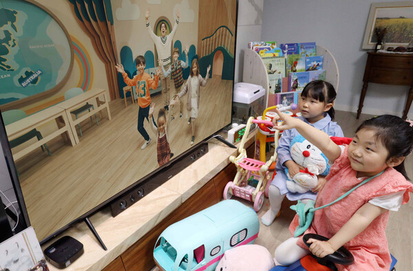 아이들이 U+아이들나라의 ‘에그스쿨 킨더가든’ 콘텐츠를 시청하고 있는 모습 [사진 : LG유플러스]