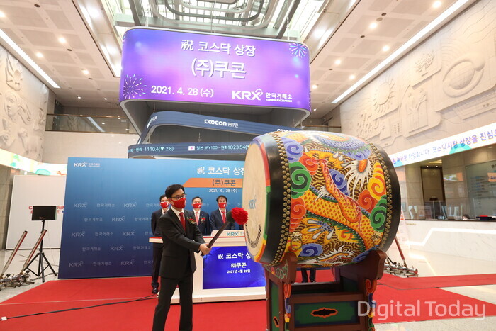 Kim Jong-hyun, CEO of Kukon, beats the drum at an event commemorating the KOSDAQ listing on the 28th. [Photo: Kukon]