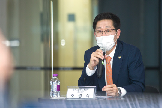 조경식 과기정통부 제2차관이 지난 달, 서울 강남구 네이버커넥트를 방문해 SW 인재양성 지원방안을 논의하고 있다 [사진 : 과기정통부]