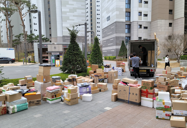 Delivery dealers piled up near the entrance of an apartment [Photo: Yonhap News]