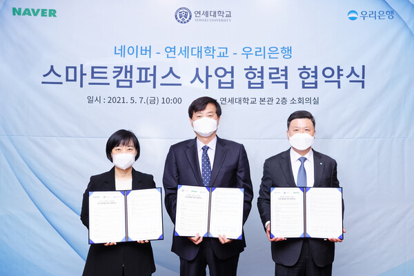 On the 7th, at the Underwood Pavilion at Yonsei University, Naver Representative Han Sung-sook (from left), Yonsei University President Seung-Hwan Seo, and Woori Bank President Kwon Kwang-seok attended a business agreement ceremony for the'Smart Campus Business Construction and Joint Service Development'. [Photo: Naver]