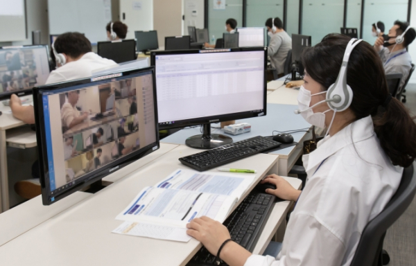 Remote supervision of the online GSAT test (photo by Samsung Electronics)