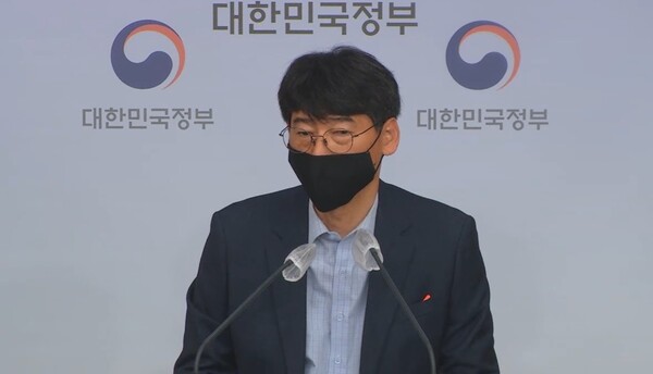 김경만 과기정통부 인공지능기반정책과장이 기자들의 질문에 답변하고 있다