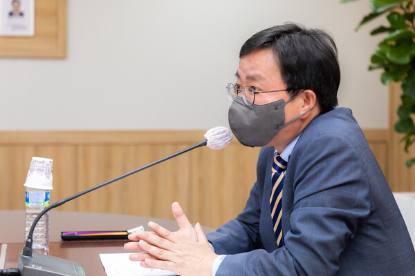 최영진 개인정보보호위원회 부위원장이 5월 14일 오후 정부서울청사 4층 대회의실에서 개최된 제2회 개인정보보호 정책협의회에서 인사말을 하고 있다 [사진 : 개인정보위]