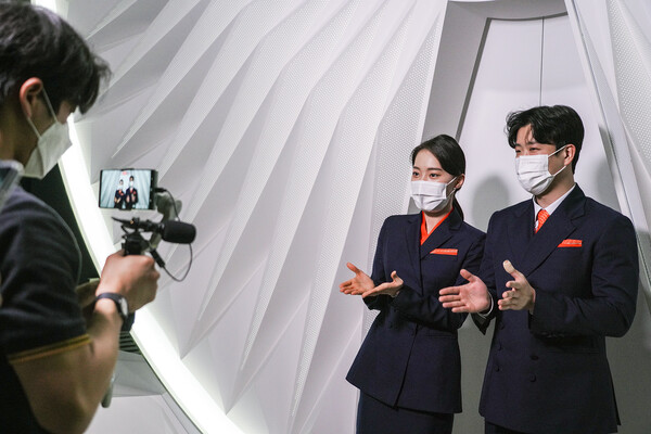 Docent explaining the space control center to visitors [Photo: SK Telecom]