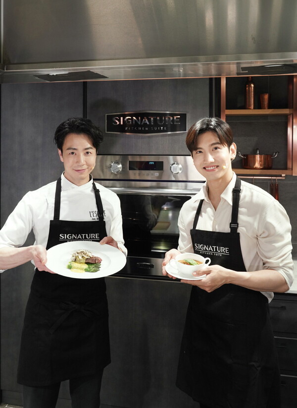A scene introducing the dishes made by Chef Son Jong-won (left) and Choi Kang Chang-min, a member of TVXQ, at the Signature Kitchen Suite Nonhyeon Showroom (Photo LG Electronics)