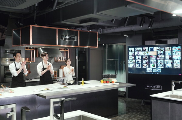 Chef Son Jong-won (left of the photo) conducts a cooking lecture using the video chat service Zoom in the Signature Kitchen Suite Nonhyeon Showroom. From the left of the photo, Chef Son Jong-won, group TVXQ members Choi Kang Chang-min, Lee Hye-sung announcer (photo LG Electronics)