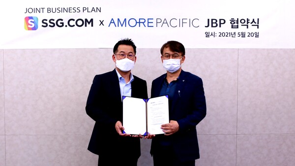 BP Agreement Ceremony (Left) Jungwoo Kwak, Head of SSG.com Operation Division (right) Jongman Park, Head of Digital Unit, AMOREPACIFIC [Photo: SSG.com]