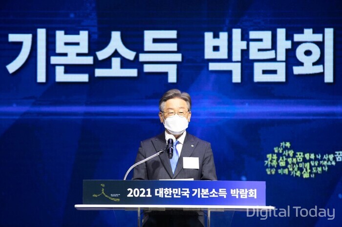 지난 4월 2021 기본소득 박람회 개막식에 참석한 이재명 경기도지사의 모습 [사진: 경기도 홈페이지]