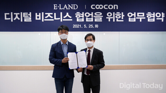 E-Land World Chief Technology Officer (left) and Kim Jong-hyun, CEO of Kukon, are taking commemorative photos after signing a digital business agreement at Kukon headquarters in Yeongdeungpo, Seoul on the 25th. [Photo: Kukon]