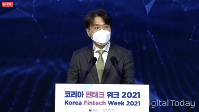 이형주 금융위원회 금융혁신기획단장이 26일 열린 코리아 핀테크 위크 2021 행사에서 핀테크 정책 방향을 설명하고 있다. [사진: 코리아 핀테크 위크 2021 홈페이지]