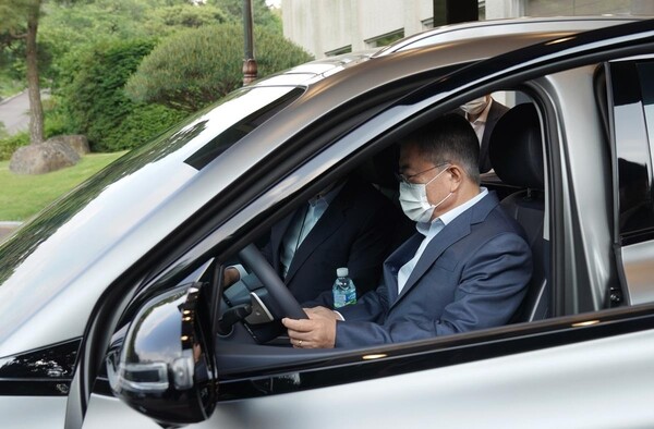 President Moon Jae-in leaves work in a hydrogen car'Nexo'