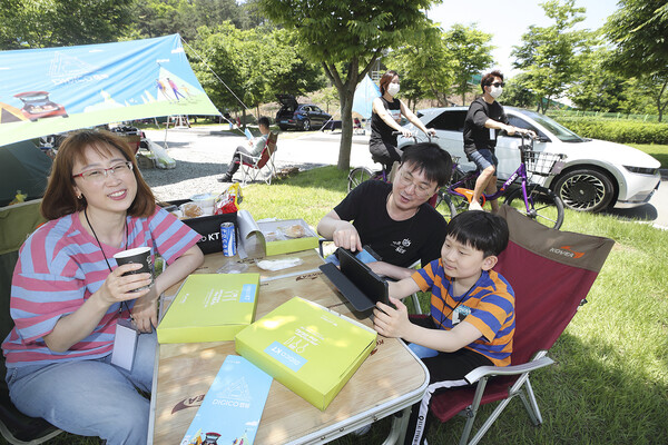Family members who participated in ‘Digico Camping’ on the 4th are enjoying camping using KT video service and ‘TAZO’ shared bicycle [Photo: KT]