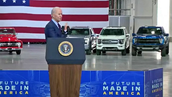 지난 5월 포드 전기차 공장을 방문한 조 바이든 미국 대통령 [사진: Car and Driver]