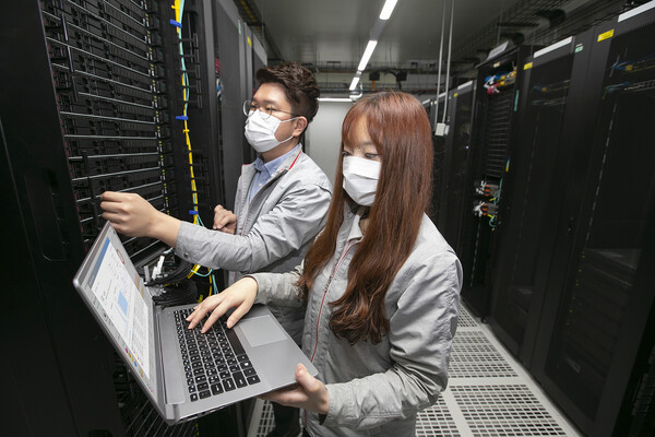 KT 직원들이 하이퍼스케일 AI 존이 구축된  IDC 내에서 장비를 점검하고 있다 [사진 : KT]