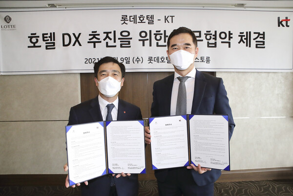 임채환 KT AI/DX플랫폼사업본부장 상무(오른쪽)와 이효섭 롯데호텔 기획부문장 상무가 업무협약을 마치고 기념사진을 촬영하고 있다 [사진 : KT]