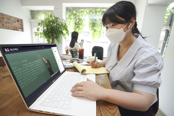 학생이 대치동 1타 강사의 수업을 KT 랜선에듀를 통해 실시간 온라인으로 수강하고 있는 모습 [사진 : KT]