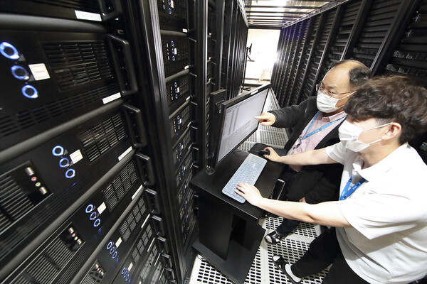 KT IDC 관리 인력들이 서버 상태를 점검하고 있다 [사진 : KT]